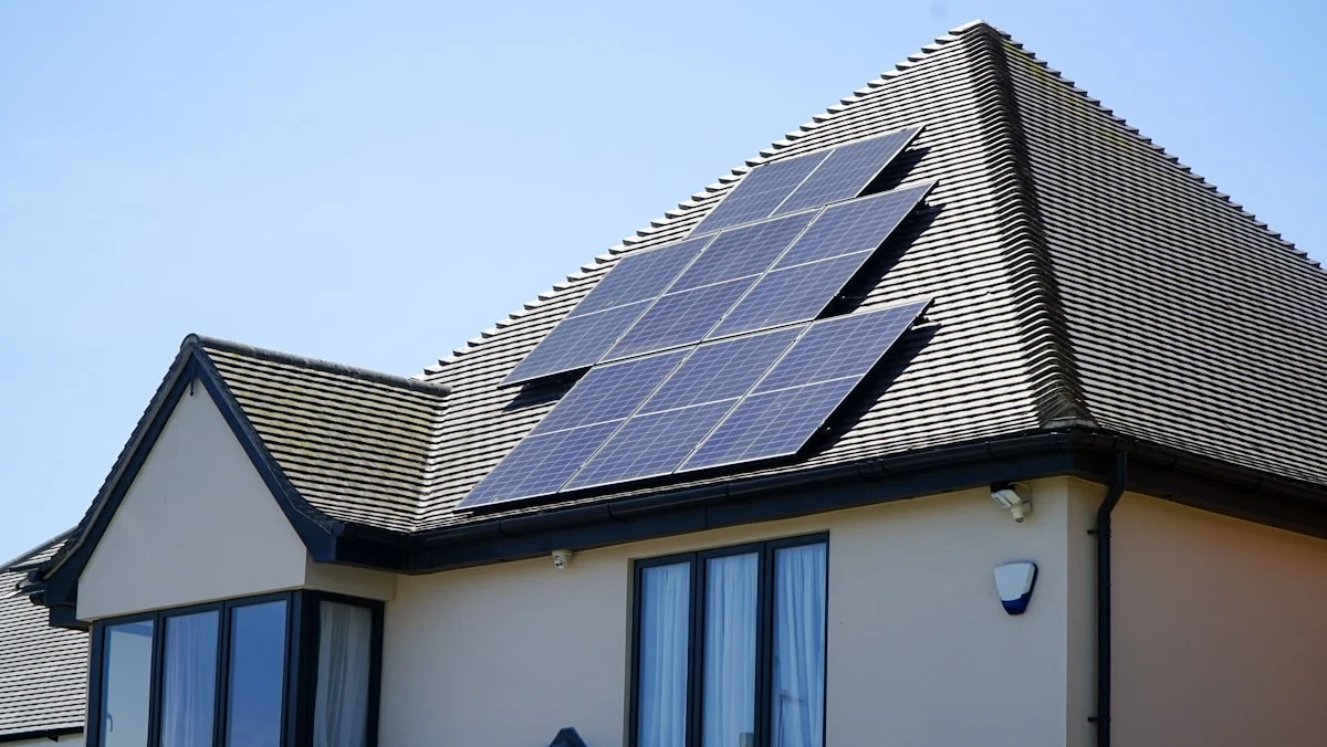 Solceller pÃ¥ taket â komplett guide til kost, lÃ¸nnsomhet og installasjon